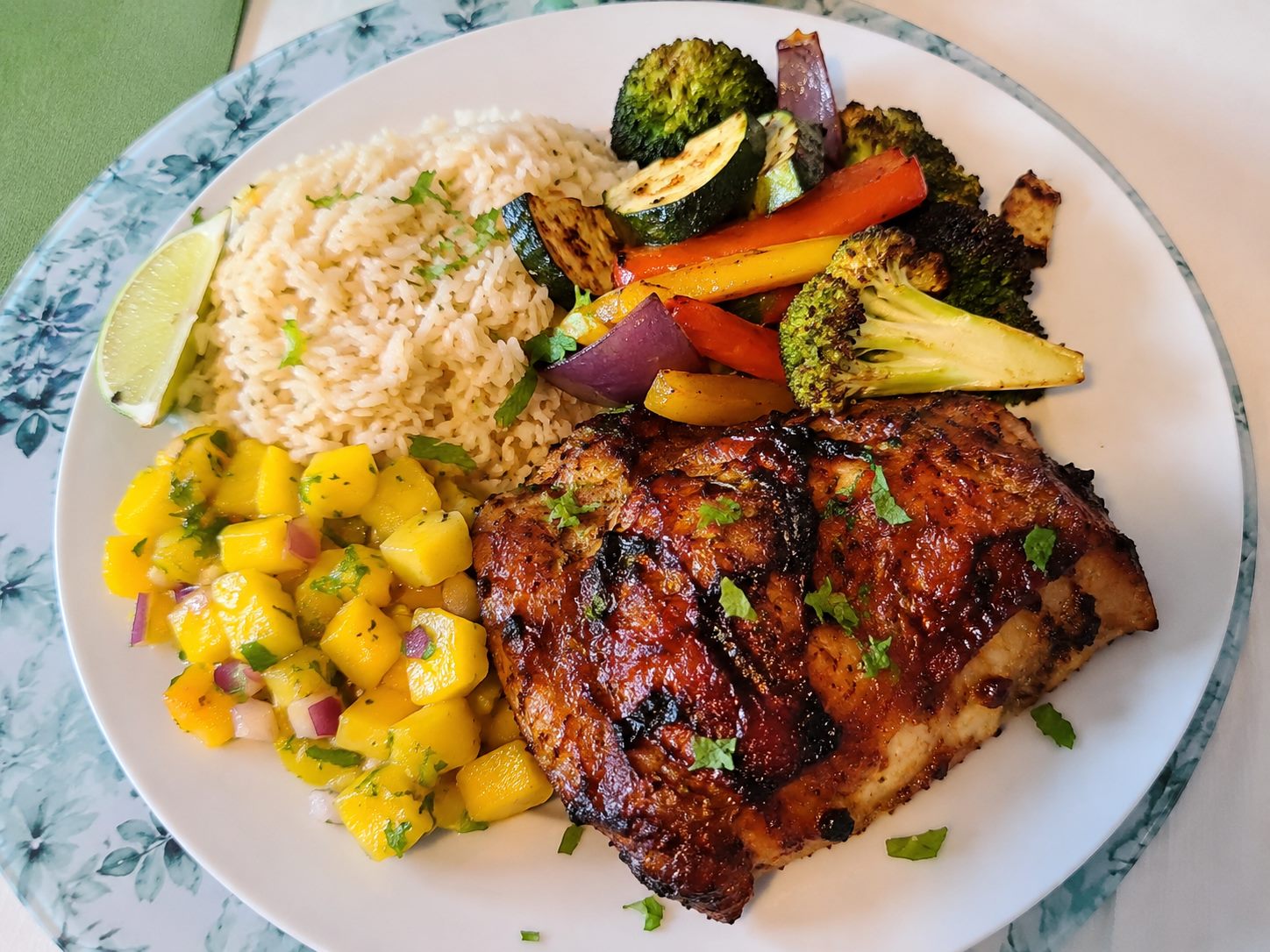 Jerk Chicken mit Kokosreis, Ofengemüse und Mango